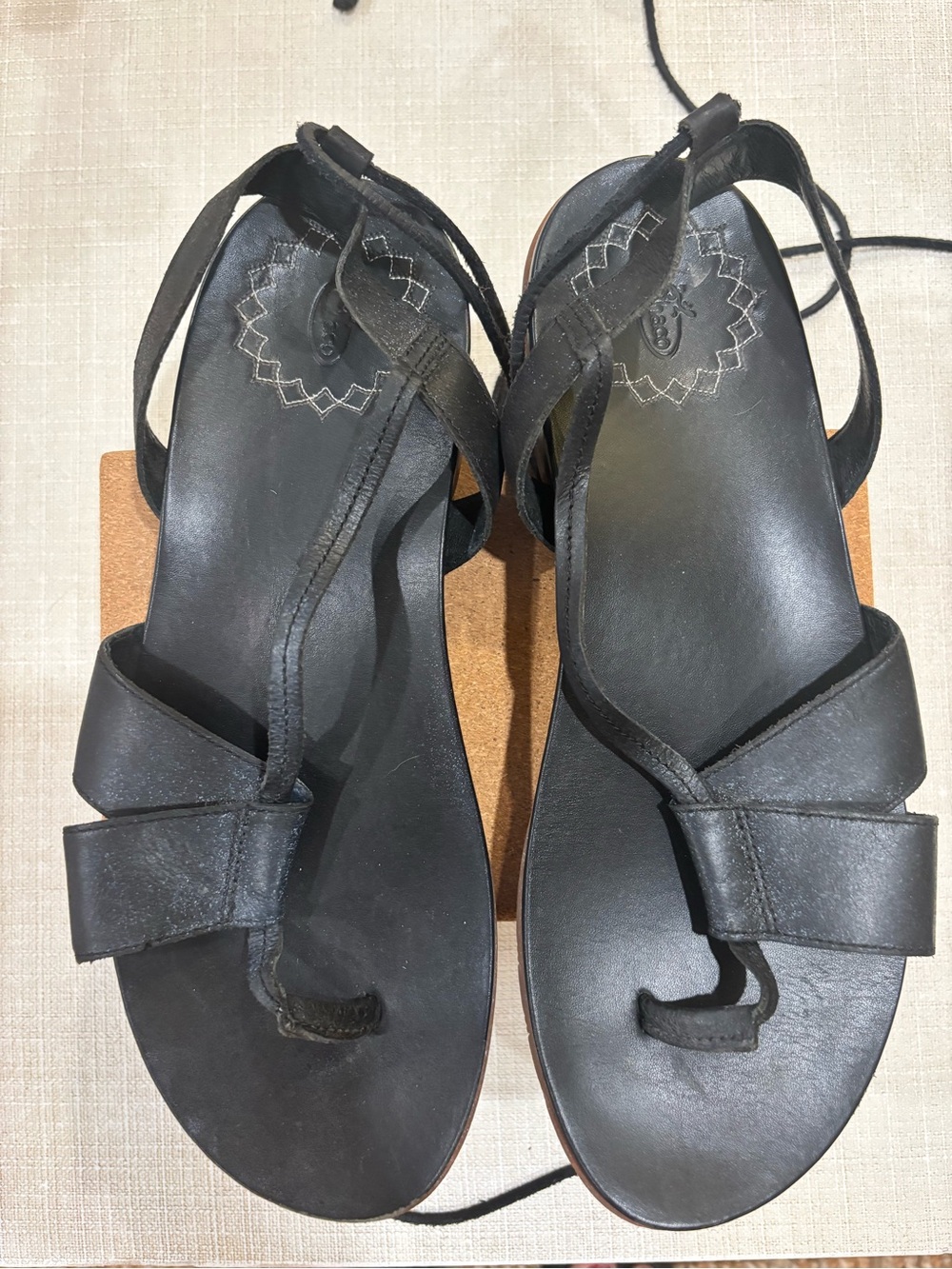 CHACO Sage Black Leather Strappy Toe-Loop Gladiator Sandals (10)